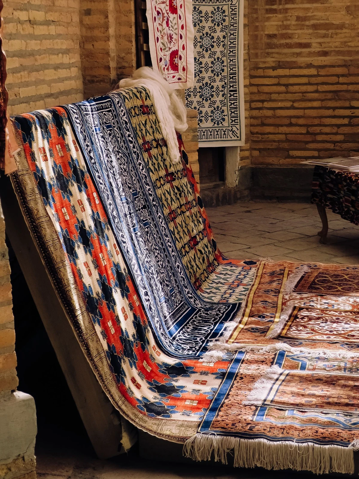Selezione di tappeti persiani e orientali nello showroom Irana